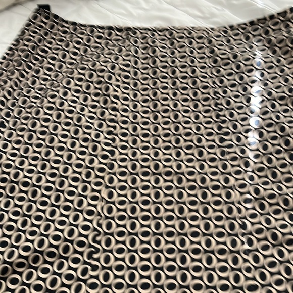 Gap skirt size 16, love the pattern. Has a zipper on the back. Flattering on - Picture 2 of 6